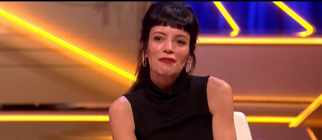 Screenshotter YouTube DidLilyAllenMeetHusbandDavidHarbourBecauseofMoGilliganTheLateishShow 001 Lily Allen Biography, Facts, Childhood, Family, Life, Wiki, Age, Work, Net Worth