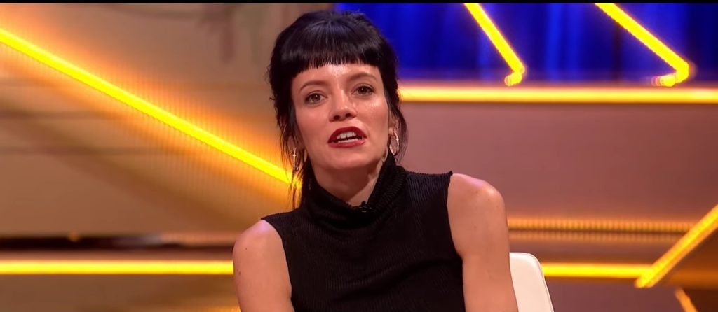 Screenshotter YouTube DidLilyAllenMeetHusbandDavidHarbourBecauseofMoGilliganTheLateishShow 006 Lily Allen Biography, Facts, Childhood, Family, Life, Wiki, Age, Work, Net Worth