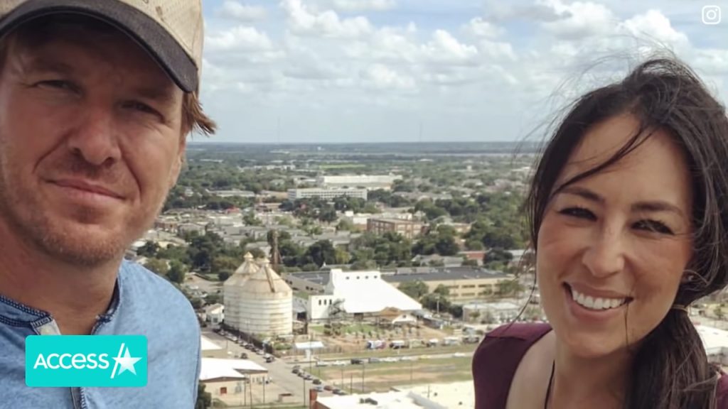 Screenshotter YouTube JoannaGainesGivesTourOfGorgeousNewRoom 006 Joanna Gaines Biography, Facts, Childhood, Family, Life, Wiki, Age, Work, Net Worth