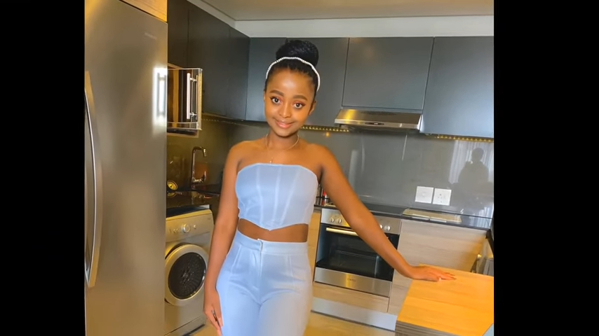 Screenshotter YouTube SisaFlatelaKukuPictureGoesViralWhySisaFlatelaPictureTrendingOnTwitter 026 Sisa Flatela Kuku Trending, Wiki, Photos, Biography, Family, Life, Wiki, Age, Work, Net Worth