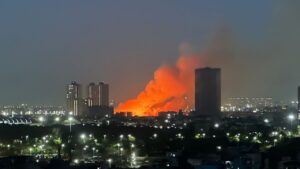 Massive fire broke out in Noida on holiday, video surfaced